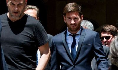 Vụng trộm với người mẫu Playboy, Messi bị dọa giết