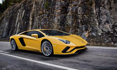 Bảng giá xe Lamborghini mới nhất tháng 5/2020: “Ông hoàng” Aventador S dành cho giới siêu giàu giá 40 tỷ đồng