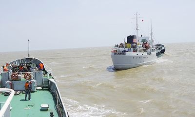 Tàu hải quân chở nước ngọt tặng nhân dân các vùng hạn hán, xâm nhập mặn