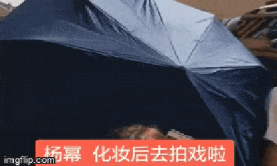 Khoảnh khắc lạnh lùng vứt ô khiến Dương Mịch bị tố chảnh chọe, coi thường fan và trợ lý