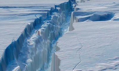 Tảng băng trôi lớn nhất thế giới bắt đầu nứt vỡ