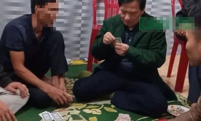 Chủ tịch xã ở Hà Tĩnh đánh bạc trong thời gian cách ly xã hội tiếp tục bị đình chỉ