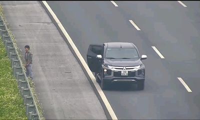 Phạt tài xế bất chấp nguy hiểm, dừng xe trên cao tốc Hà Nội - Hải Phòng để đi vệ sinh