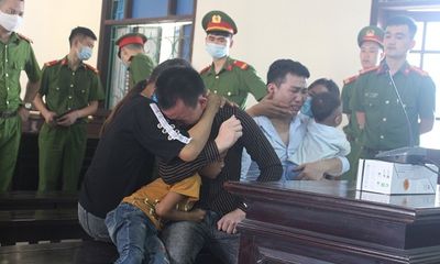 Hai gã trai vận chuyển ma túy thuê ôm vợ con khóc nức nở tại tòa khi lĩnh án tử
