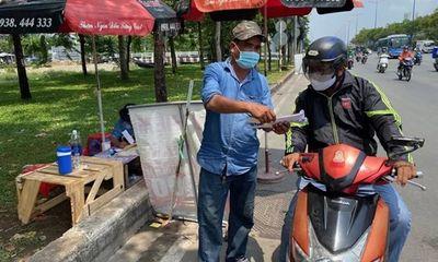 CSGT tổng kiểm soát phương tiện, người dân nháo nhác tìm mua bảo hiểm xe máy