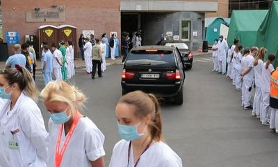 Hàng trăm nhân viên y tế Bỉ đồng loạt quay lưng lạnh lùng khi Thủ tướng tới thăm