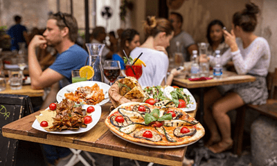Vì sao nhiều nhà hàng không cho khách mang đồ ăn thừa về?