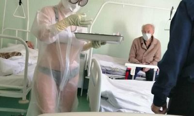 Nữ y tá mặc bikini dưới đồ bảo hộ cho đỡ nóng khiến cư dân mạng Nga 
