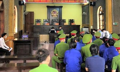 Những hình ảnh đầu tiên tại phiên tòa xét xử 12 bị cáo trong vụ gian lận thi cử ở Sơn La