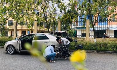 Thái Bình: Thầy giáo vật lý đội nắng bơm xe giúp học sinh
