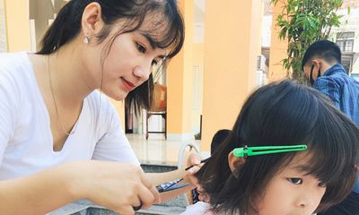 Ấm lòng tiệm cắt tóc 0 đồng của cô gái 9x xinh đẹp ở Hà Tĩnh
