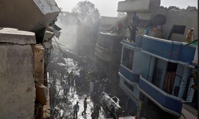 Vụ rơi máy bay khiến 97 người chết tại Pakistan: Phát hiện hai túi tiền lớn trong đống đổ nát