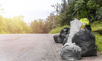 Một gia đình nhặt được gần 1 triệu USD nhờ hành động đơn giản với túi rác