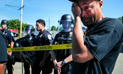 Cảnh sát Mỹ nổ súng giải tán đám đông biểu tình, một chủ cửa hàng người da màu tử vong