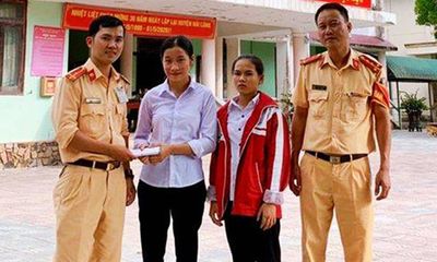 Nhặt được 50 triệu đồng, 2 nữ sinh ở Quảng Trị nhờ công an trả lại cho người đánh rơi