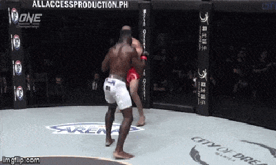 Video: Võ sĩ MMA bay người lên gối 