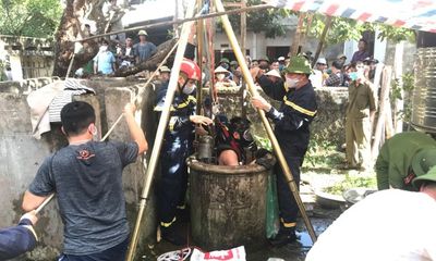 Hiện trường cảnh sát vớt thi thể 2 bố con dưới giếng sâu 6 mét ở Thanh Hóa