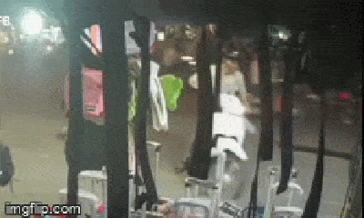 Video: Mải mê chọn túi xách, cô gái bị trộm lấy mất xe trong tích tắc