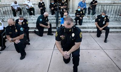 Hai bang của Mỹ cấm cảnh sát thực hiện biện pháp chèn cổ để khống chế nghi phạm