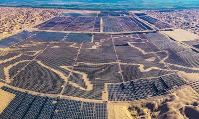 Cận cảnh hơn 6.000 ha pin mặt trời trải rộng khắp sa mạc Nội Mông ở Trung Quốc