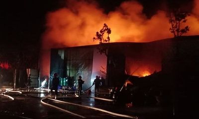 Hà Nội: Nhà kho 500 m2 cháy lớn lúc nửa đêm