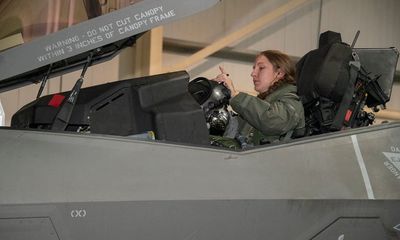 Không quân Mỹ có nữ phi công đầu tiên lái tiêm kích tàng hình F-35A