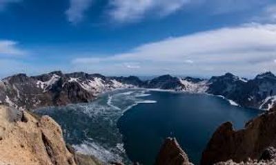 Video: Cận cảnh hồ miệng núi lửa cao nhất thế giới tan băng