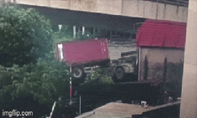 Video: Kinh hoàng khoảnh khắc xe container ôm cua bị lật tại vòng xoay