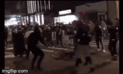 Mỹ công bố video cảnh sát bị tấn công khi đối phó biểu tình