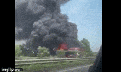 Video: Khoảnh khắc lửa lớn bao trùm xe khách giường trên cao tốc, khói đen bốc lên ngùn ngụt