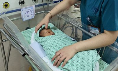 Hà Nội: Bé sơ sinh bỏ rơi dưới hố ga bị xẹp phổi, nhiễm khuẩn nặng