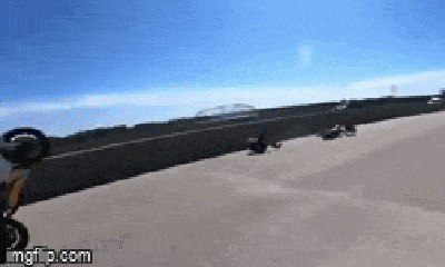 Video: Biểu diễn bốc đầu xe, tay đua phân khối lớn lộn vài vòng trên không rồi gặp họa