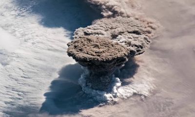 Video: Núi lửa bất ngờ thức giấc phun cột tro bụi cao 6 km