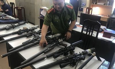 Triệt phá đường dây nhập lậu hàng trăm linh kiện súng săn từ Trung Quốc