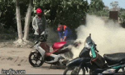 Tin tai nạn giao thông mới nhất ngày 25/6/2020: Xe máy bốc cháy trước cây xăng, người phụ nữ hoảng hốt kêu cứu