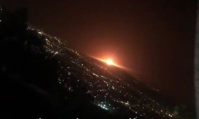Nổ lớn làm rung chuyển thủ đô Iran, bầu trời chuyển đỏ rực, nghi tấn công căn cứ quân sự