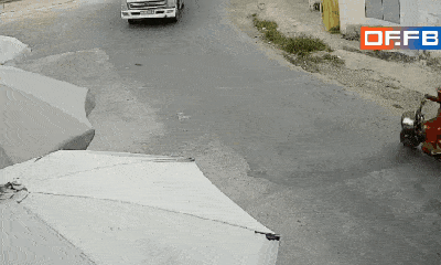 Video: Ngã bắn vào gầm xe tải, cô gái thoát chế sau cú phanh gấp của tài xế 