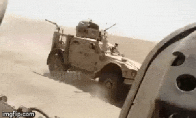 Video: Đua tốc độ với xe quân sự Nga, thiết giáp Mỹ bẽ bàng hít bụi 