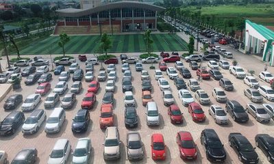 Choáng váng trước cảnh gần trăm chiếc ô tô đỗ kín sân trường ngày họp phụ huynh ở Thái Nguyên