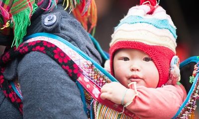Ngày Gia đình Việt Nam: Khoảnh khắc đáng yêu của những em bé trên lưng mẹ