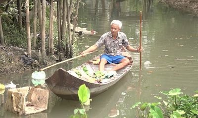 Người đàn ông miệt mài vớt rác không công trên kênh Kiều Hạ