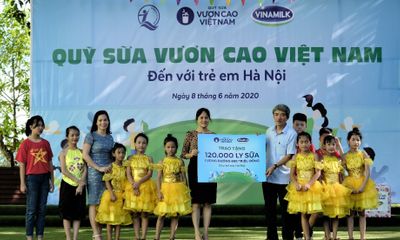 Quỹ sữa vươn cao Việt Nam và Vinamilk trao tặng 120.000 ly sữa cho trẻ em Hà Nội 