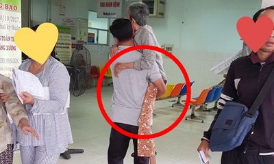 Rơi nước mắt trước tấm hình người đàn ông trung niên bế mẹ già trong bệnh viện