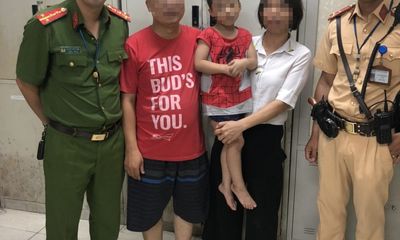 CSGT Hà Nội giúp cháu bé 5 tuổi đi lạc về nhà