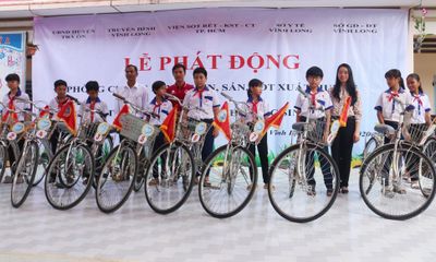 Tặng 50 xe đạp cho học sinh nghèo hiếu học tại Vĩnh Long