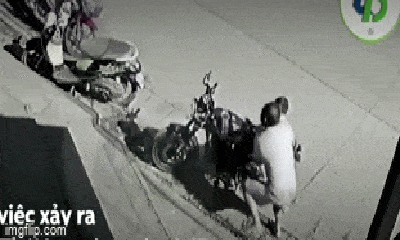 Video: Xe bán tải mất lái lao vào xe máy, bố nhanh như chớp cứu con trai thoát nạn