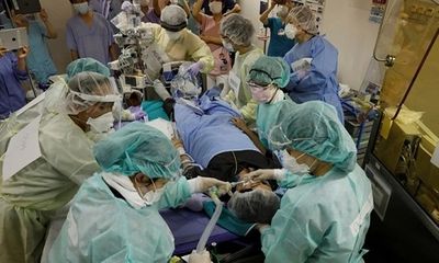 Bệnh viện nổi tiếng ở Nhật cắt tiền thưởng vì Covid-19, 400 y tá nghỉ việc