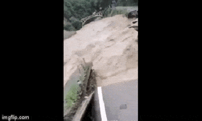 Video: Cận cảnh dòng lũ chảy xiết, cuốn phăng mọi thứ ở thượng nguồn đập Tam Hiệp