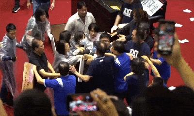 Nghị sĩ Đài Loan ẩu đả, ném bóng nước vào nhau ngay tại nghị trường