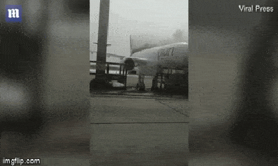 Video: Máy bay cháy dữ dội, khói đen bốc lên nghi ngút tại sân bay Trung Quốc